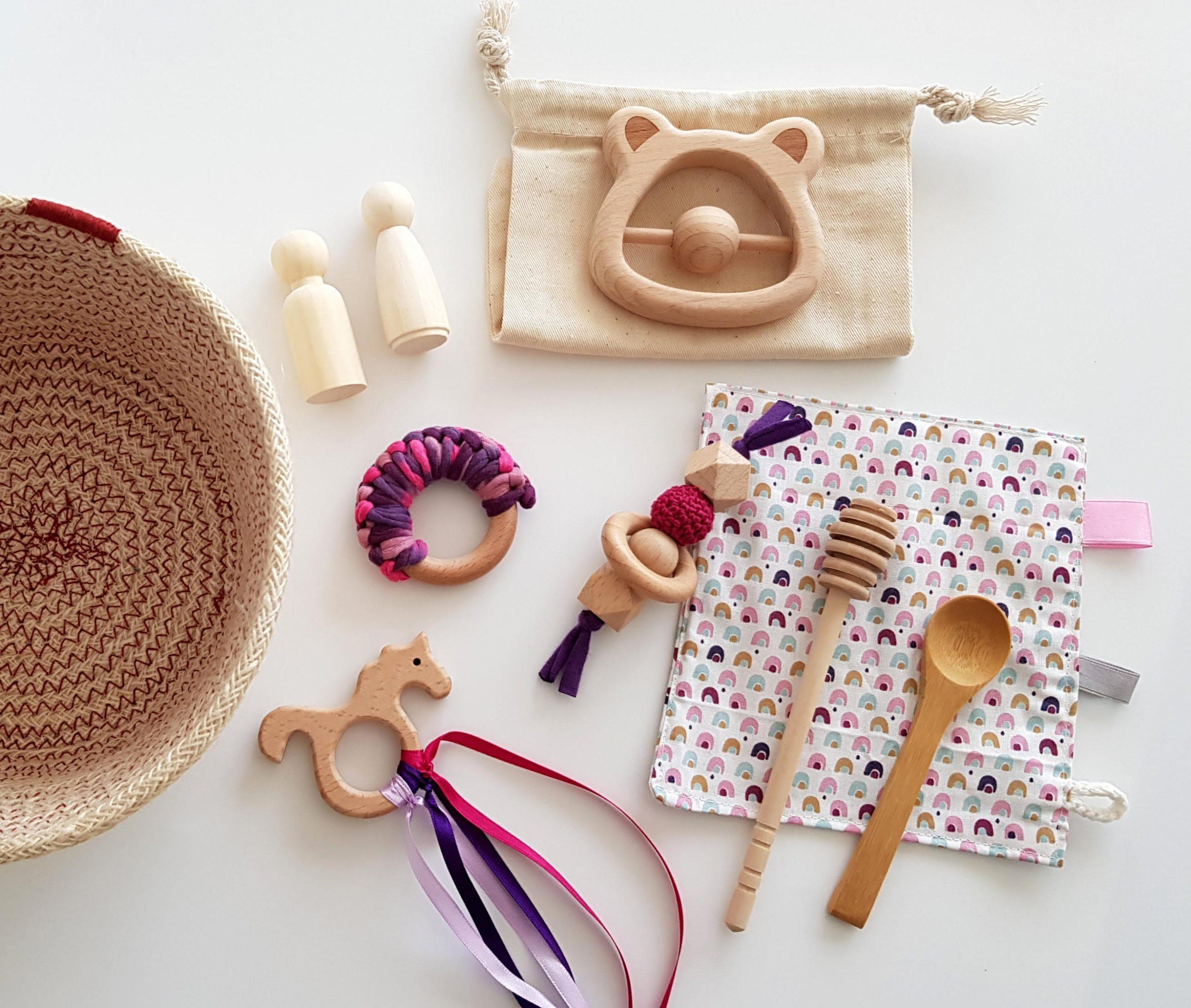 cesto tesores juguetes de mader y tela para bebés
