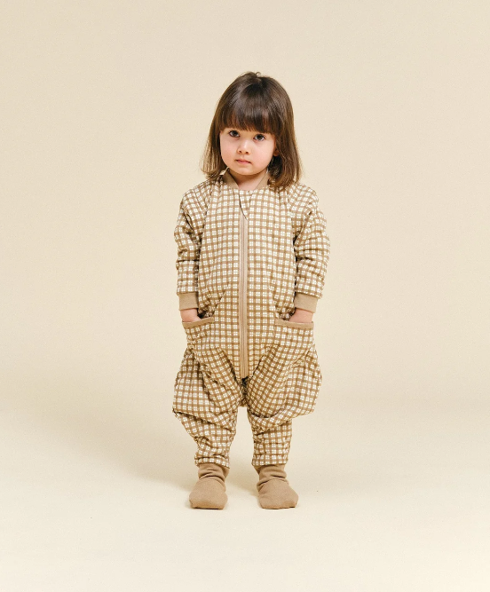Pijama manta c/mangas y calcetines antideslizantes -Brown Checks- TOG 2.5 - Imagen 3